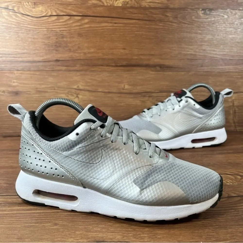 Nike Air Max Tavas Silver Athletic Sneakers Women’s Size 7.5 Shoes
